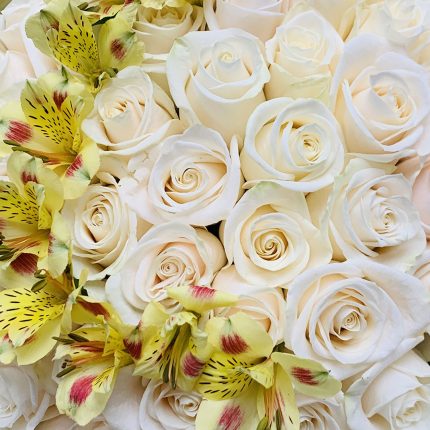 white and yellow flower bouquet
