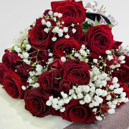 red roses bouquet for winter collections