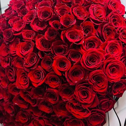 Order a luxurious 200 Red Roses Bouquet in Qatar. Handcrafted with fresh premium roses for proposals,