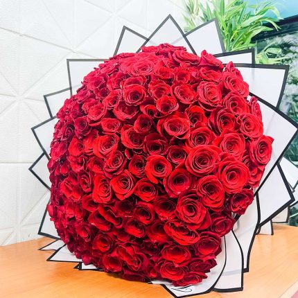 Luxury 200 red roses bouquet handcrafted with fresh premium red roses and elegant wrapping, perfect for marriage proposals, anniversaries, Valentine's Day, and same-day flower delivery in Doha, Qatar