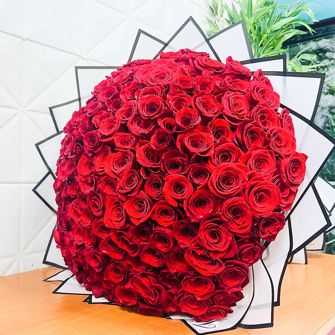 200 Red Roses Bouquet – Luxury Rose Delivery Qatar Luxury 200 red roses bouquet handcrafted with fresh premium red roses and elegant wrapping, perfect for marriage proposals, anniversaries, Valentine's Day, and same-day flower delivery in Doha, Qatar