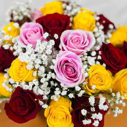 Elegant Mixed Colour Roses in a Luxury Glass Vase – Fresh Flower Delivery Across Qatar