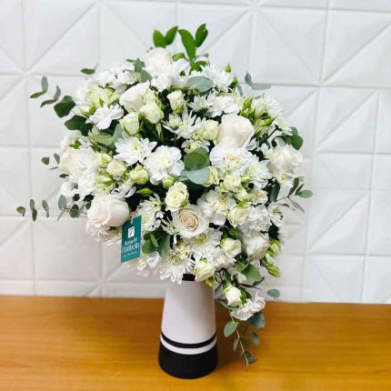 Elegant arrangement of premium fresh white roses displayed in a luxury glass vase, handcrafted for birthdays, weddings, anniversaries, sympathy, and same-day flower delivery across Doha and Qatar.