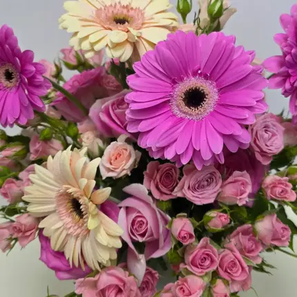 Gerbera and baby roses mixed vase with elegant pink flowers in Qatar